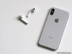 Apple delivers record profit, seeks to allay iPhone X fears